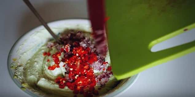 Zdrowa z awokado i twarogu na śniadanie