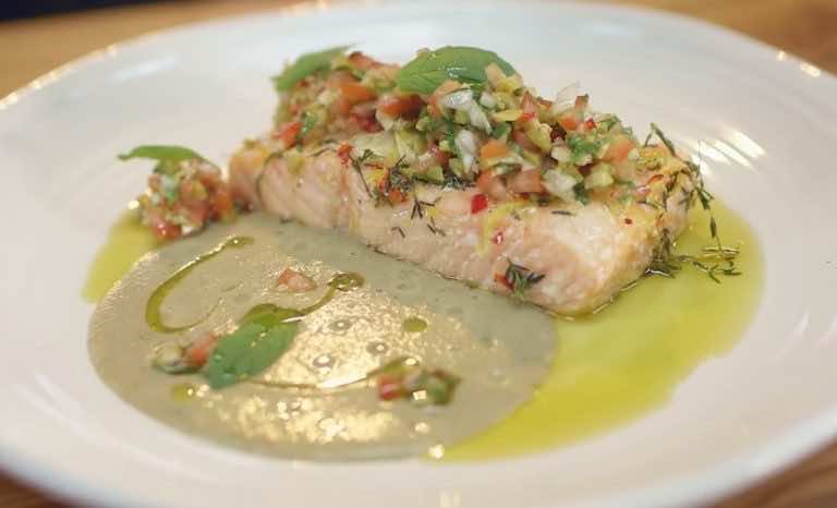 Przepis Karola Okrasy na łososia z coulis z soczewisy