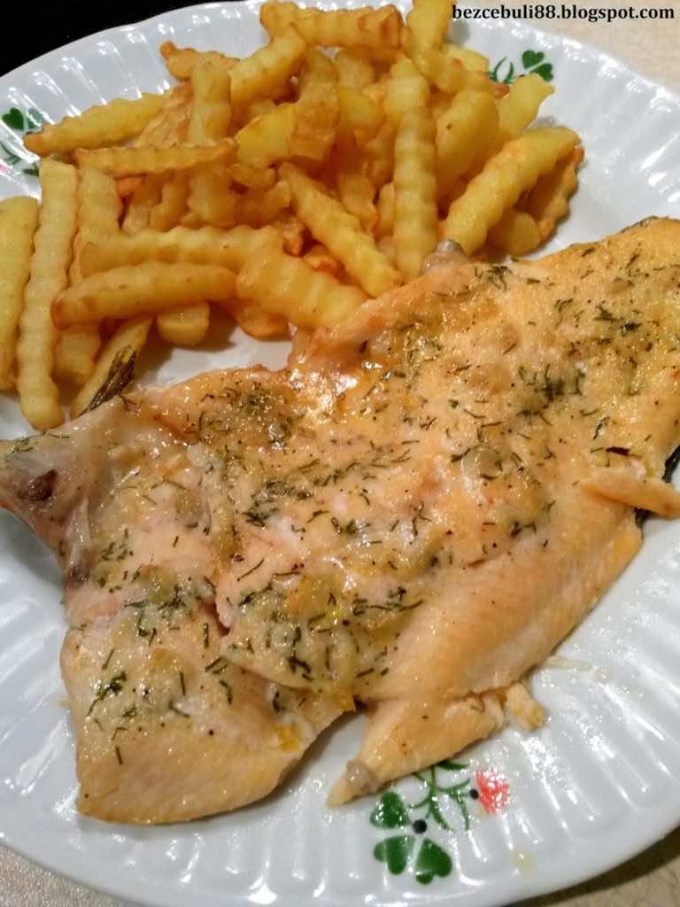 Pieczony filet z pstrąga w pikantnym maśle czosnkowym