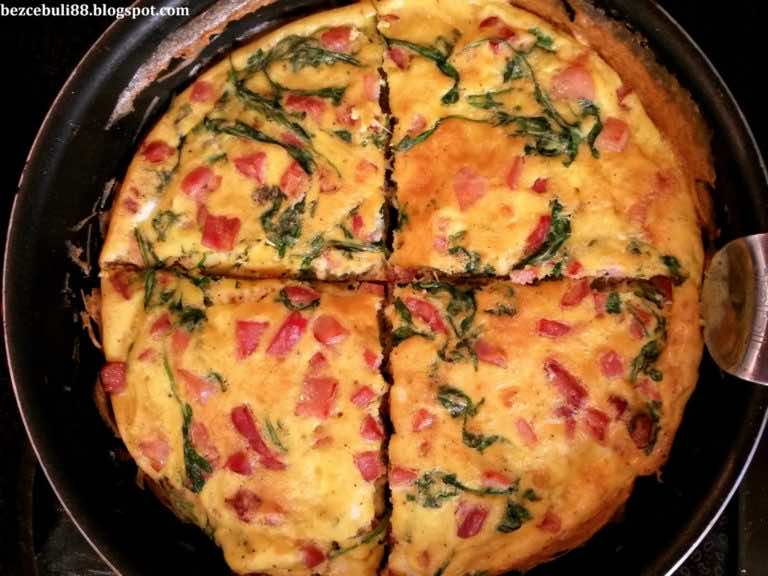 Frittata z boczkiem i rukolą