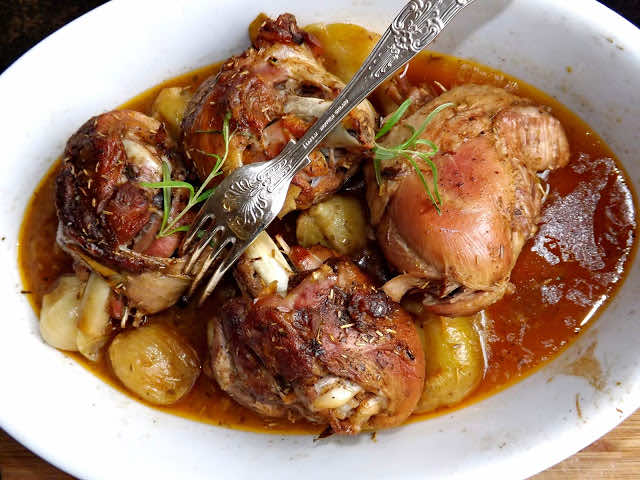 Pieczona golonka z indyka