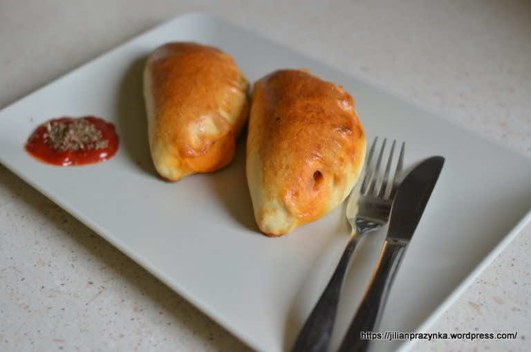 Mini calzone z mięsem mielonym