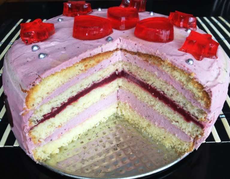 Walentynkowy tort truskawkowy