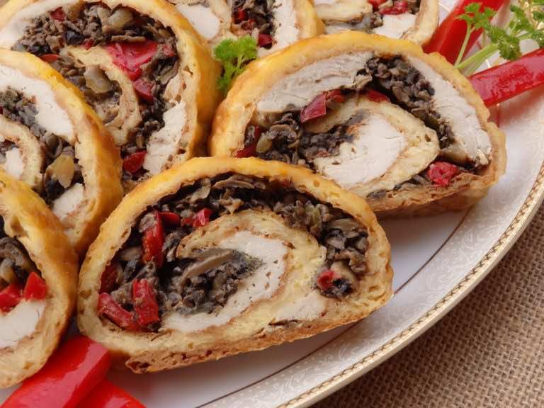 Rolada serowa z kurczakiem i pieczarkami