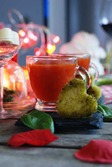 Walentynki: Miłosna kombinacja kremu z pomidorów i papryki z bazyliowymi grzankami