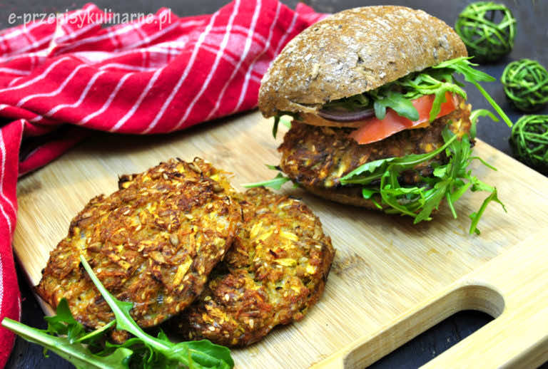 WEGETARIAŃSKIE KOTLECIKI Z KASZĄ JAGLANĄ I WARZYWAMI