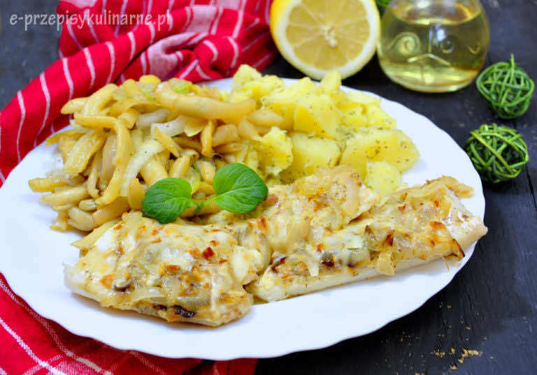 RYBA PIECZONA POD PIERZYNKĄ CEBULOWĄ