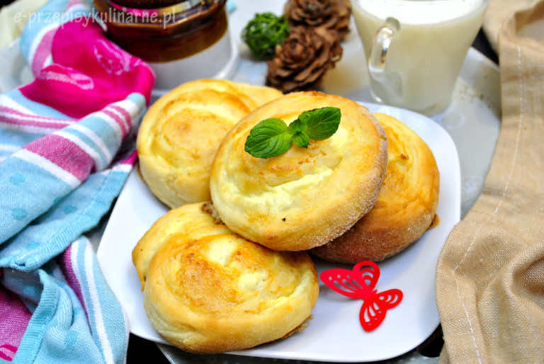 DROŻDŻOWE ŚLIMACZKI Z SEREM