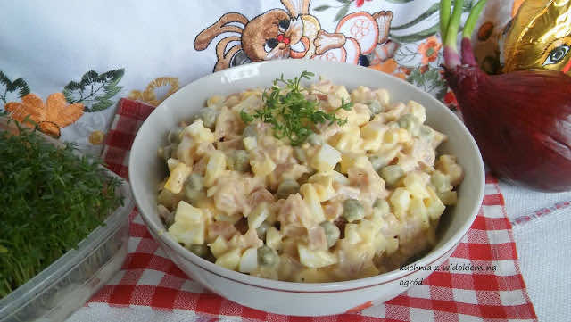 Sałatka jajeczna z kurczakiem wędzonym w sosie majonezowo chrzanowym.