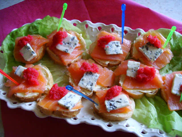 Imprezowe tartinki. Mini kanapeczki z łososiem, serem lazur i kawiorem.