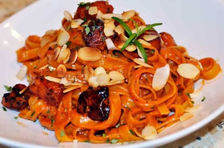 Łosoś z tagialette w wiśniówce