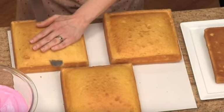 Przekroiła ciasto na cztery części, zobacz co z tego zrobiła!