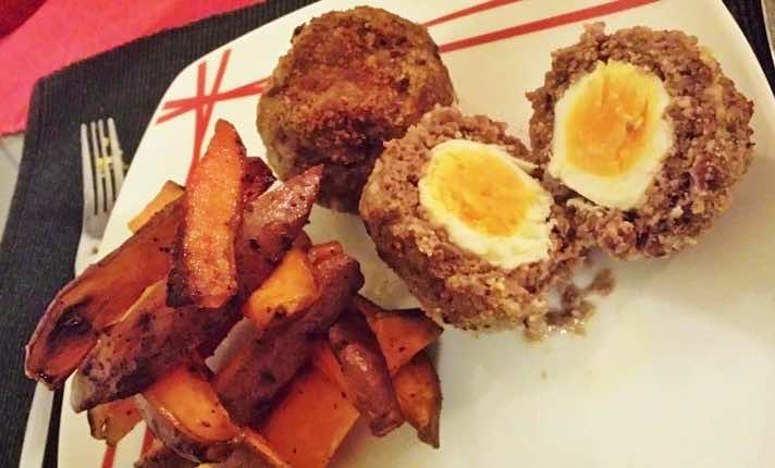 Szkockie jajo i wedgesy ze słodkiego ziemniaka