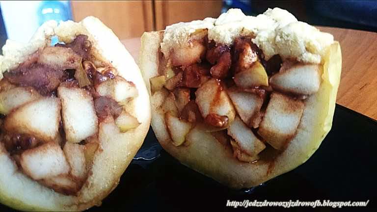 Szarlotka w jabłku z miodem i orzechami.