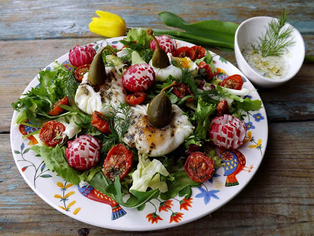 Wiosenna sałatka z sakiewkami z jajek i podsuszonymi pomidorkami