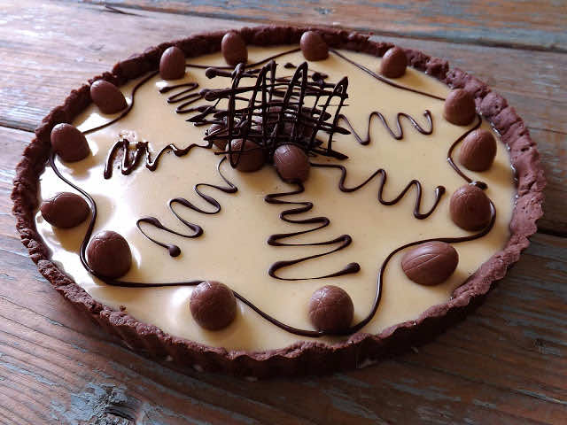 Tarta kakaowa z białą czekoladą i jajeczkami