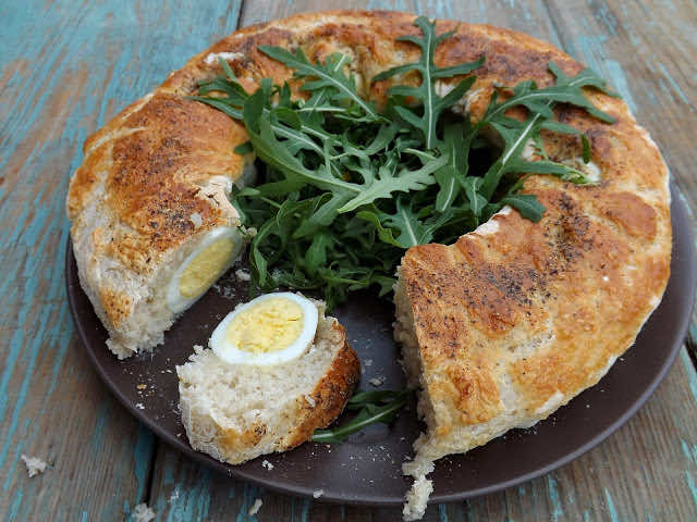 Jajka w cieście drożdżowym z dodatkiem chrzanu i musztardy