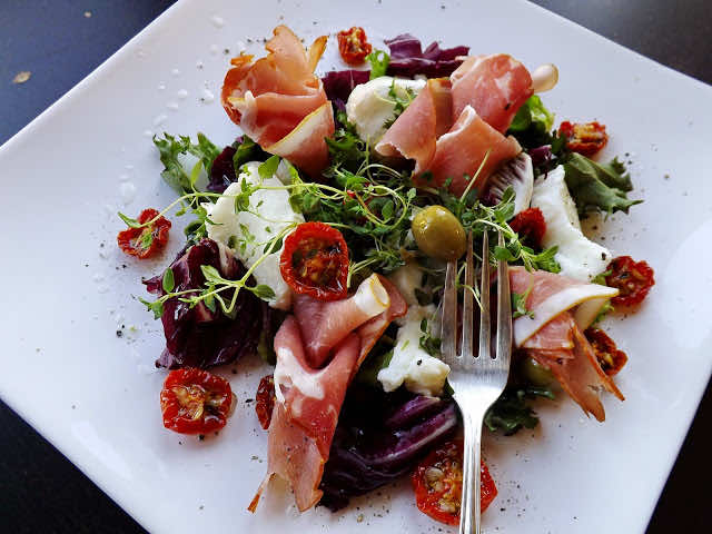 Sałatka z szynką, mozzarellą i pomidorkami suszonymi