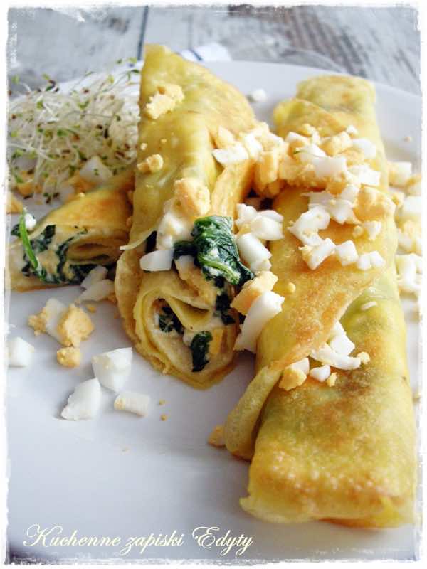 Naleśniki kukurydziano-tapiokowe ze szpinakiem, fetą i jajkiem