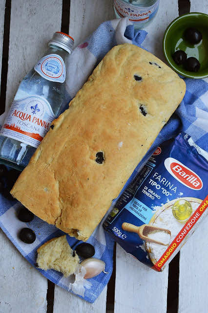 Focaccia z oliwkami