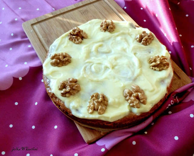 Ciasto marchewkowe z ananasem i orzechami włoskimi