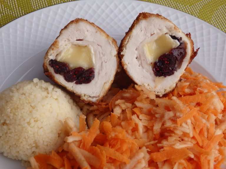 Roladki z camembertem i żurawiną