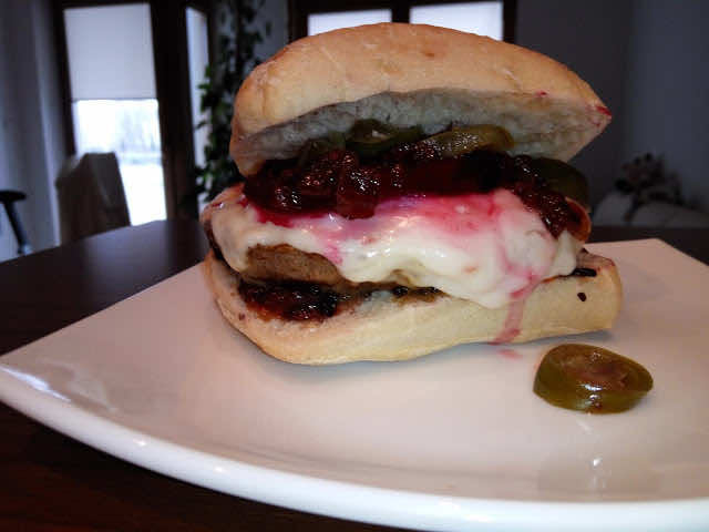 Burger wołowy z burakiem, serem kozim i karmelizowaną cebulą