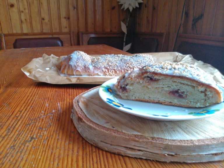 Strucel drożdżowy sezamowo-powidłowy