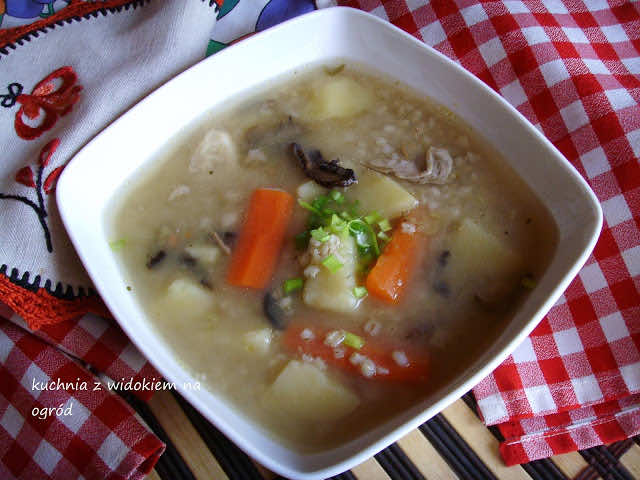 Krupnik na szyjkach indyczych z suszonymi grzybkami i kasza jęczmienną.