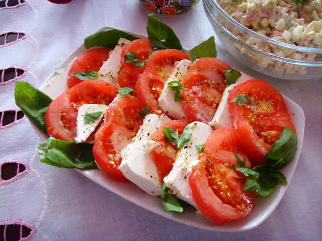 Pomidory z serem feta i bazylią. Szybka imprezowa przekąska.