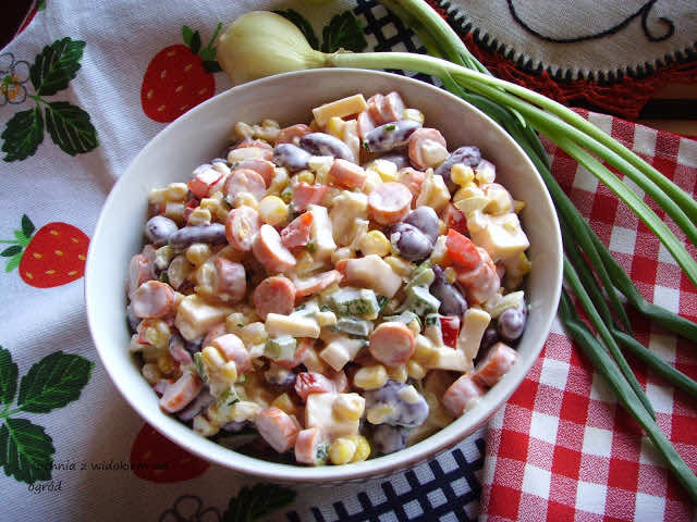 Sałatka meksykańska z kabanosami. HIT Imprezy.