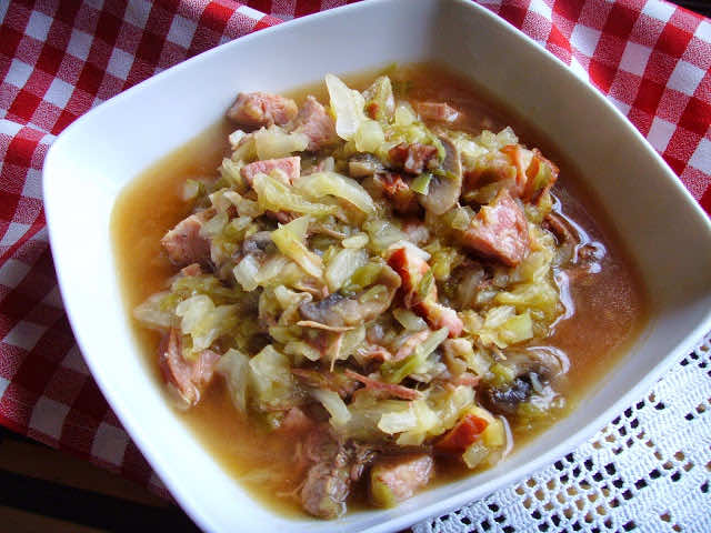 Bigos z młodej kapusty. Smaczne, szybkie wiosenne danie.