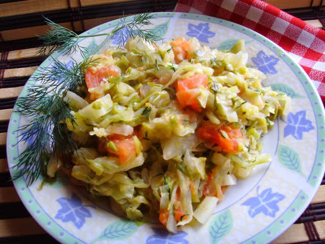 Młoda kapusta duszona na maśle z pomidorami. Pysznie i szybko.