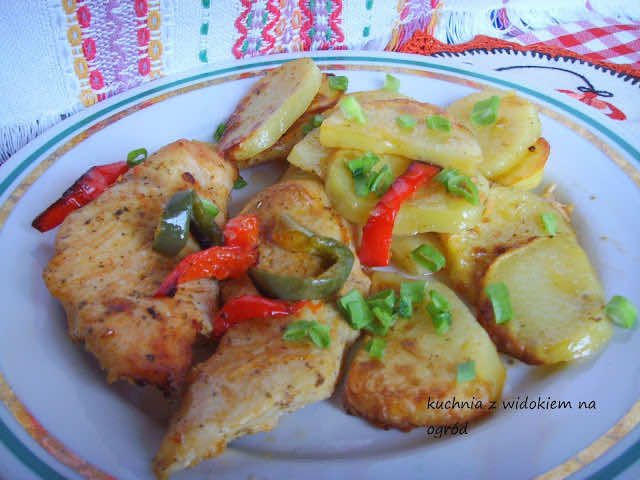 Piersi z kurczaka pieczone z ziemniakami i papryką. Szybkie danie 2w1 z piekarnika.