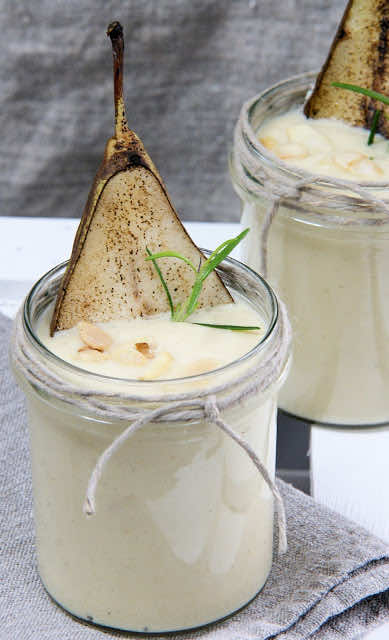 Migdałowa zupa krem z pietruszką, gruszką i rozmarynem