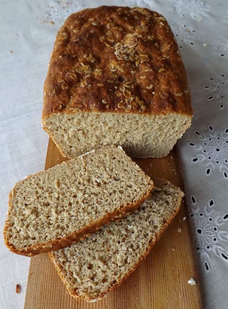 Chleb pełnoziarnisty z płatkami owsianymi