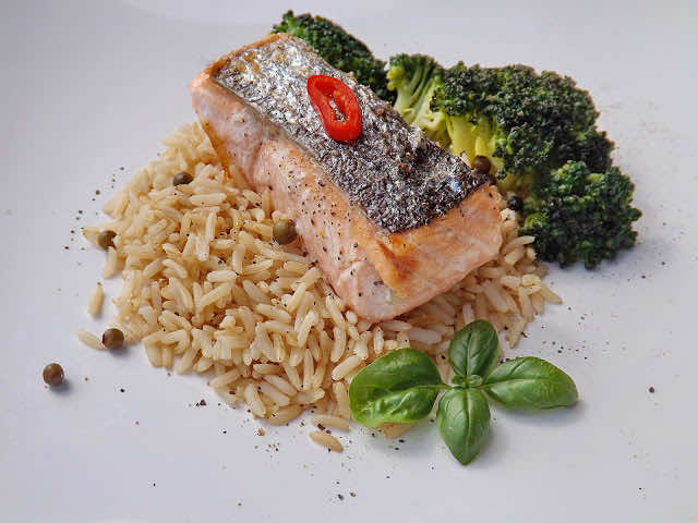 Ryż z cytrynowym łososiem i brokułami