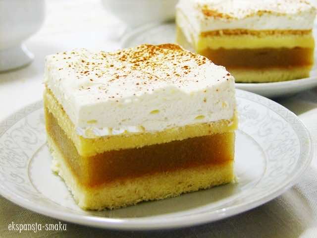 biszkopt z jabłkami i śmietanową pianką