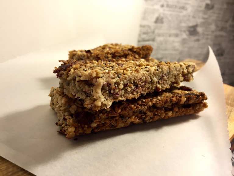 Bezglutenowe batoniki owsiane z płatkami dzikiej róży i lukrecją