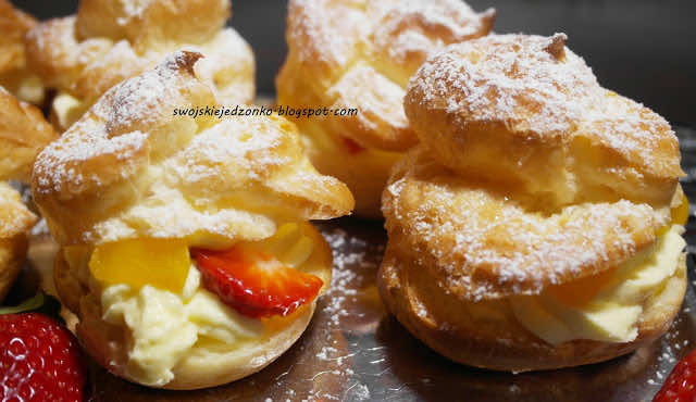 Ptysie z masą karpatkową,truskawkami i brzoskwiniami-pychotka!!