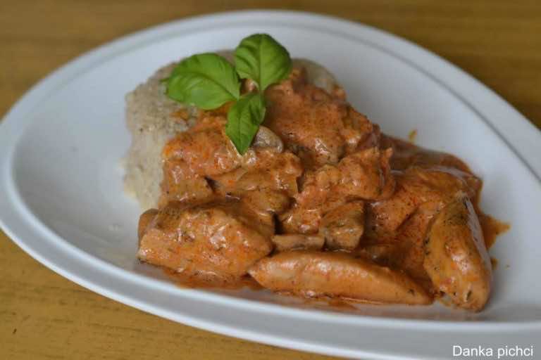 Filet z indyka w sosie paprykowym z pieczarkami