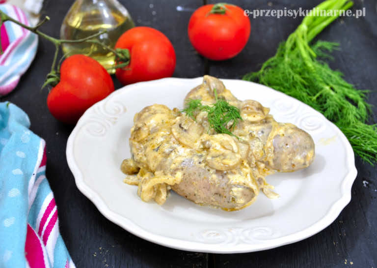 BIAŁA KIEŁBASA ZAPIEKANA W SOSIE PIECZARKOWYM