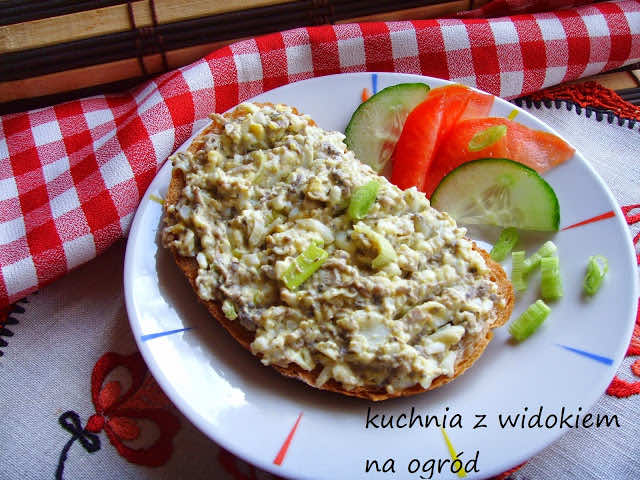 Pasta pieczarkowo-jajeczna z zieloną cebulką. Pyszne smarowidło do pieczywa.
