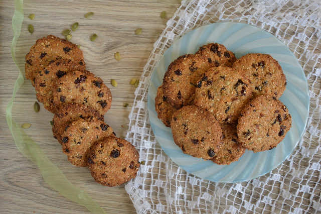 Ciasteczka owsiane z bakaliami i ziarnami