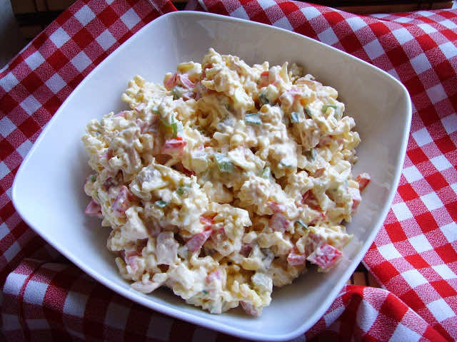 Sałatka z zupek chińskich z wędzonym filetem i papryką. HIT na IMPREZY.