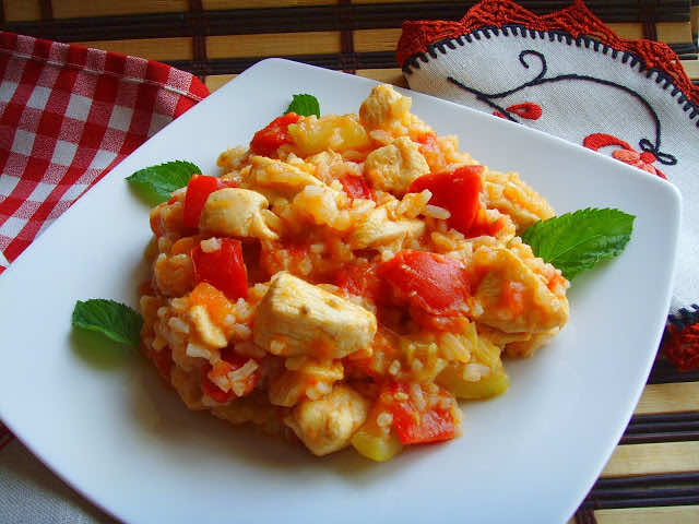 Piersi z kurczaka duszone z cukinią, papryką i pomidorami. Risotto z kurczakiem i duszonymi warzywami.
