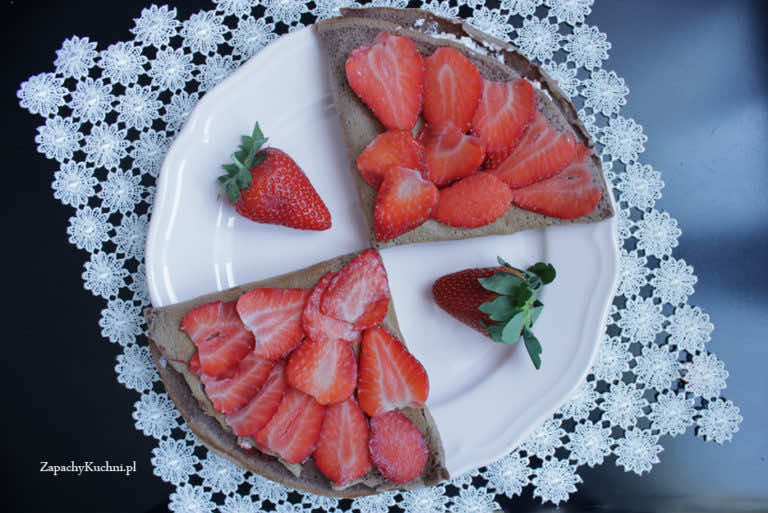 NALEŚNIKI KAKAOWE Z TWAROGIEM I TRUSKAWKAMI- 257 KCAL