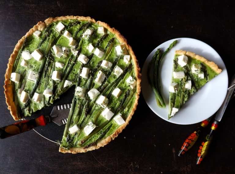Tarta ze szparagami, serkiem w masie szpinakowo jajecznej