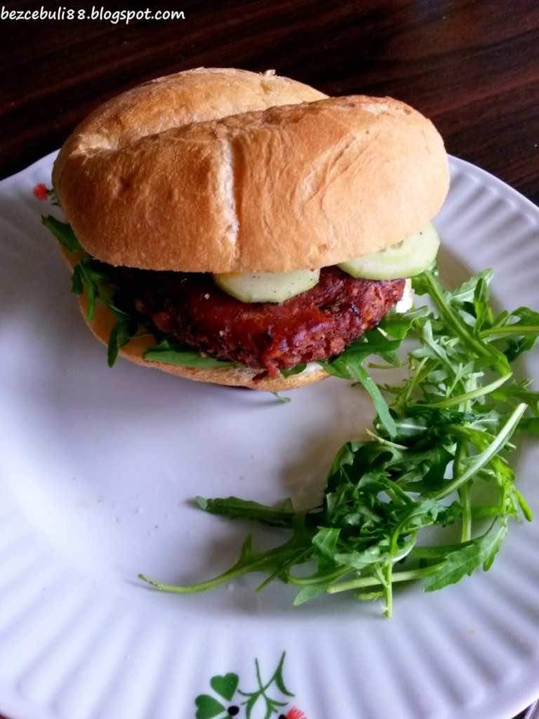 Burger z czerwonej fasoli