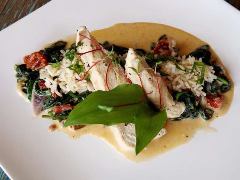 Kurczak duszony z olejem rzepakowym podany ze szpinakiem i ryżem